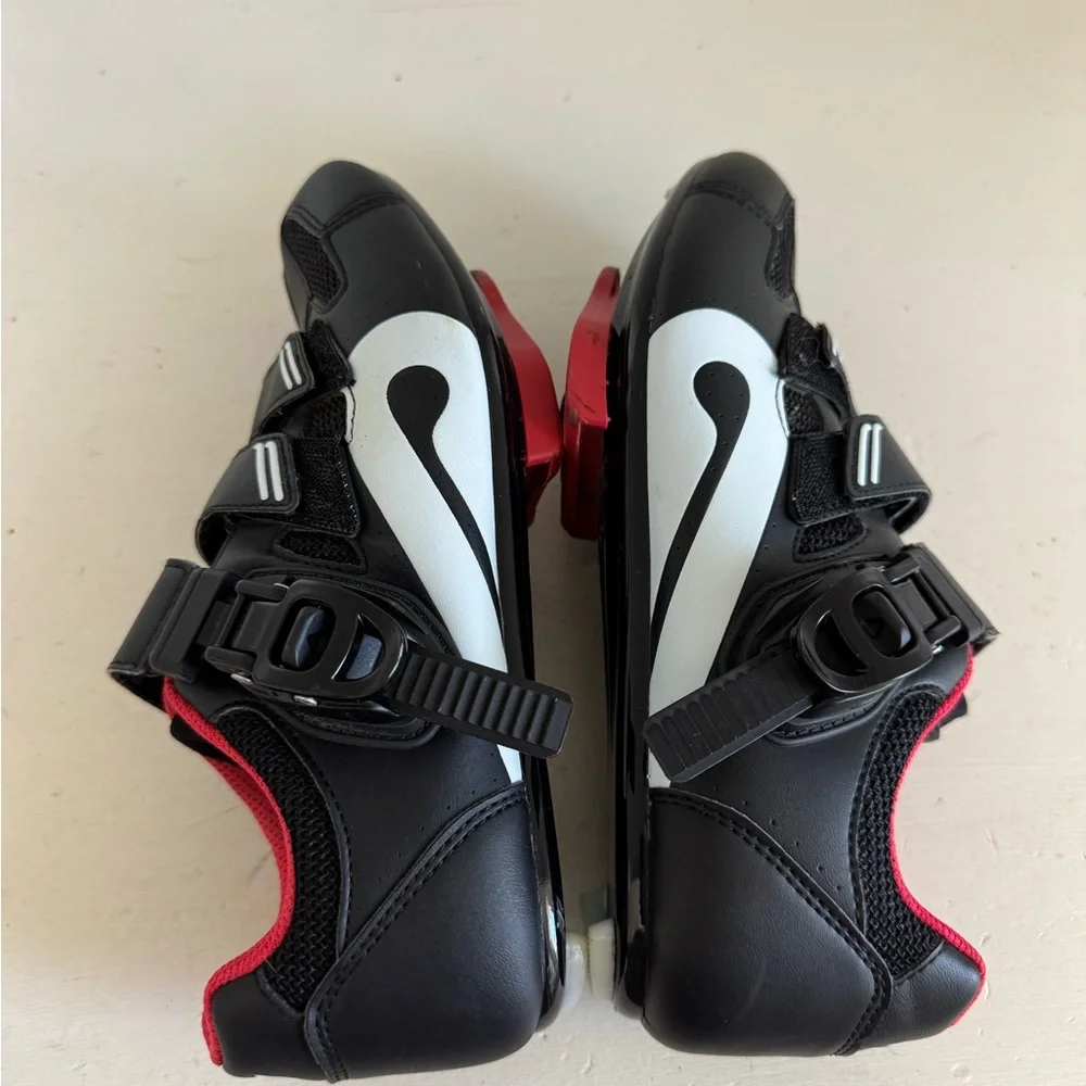 Peloton women’s cycling shoes size 38 (their US7).‎